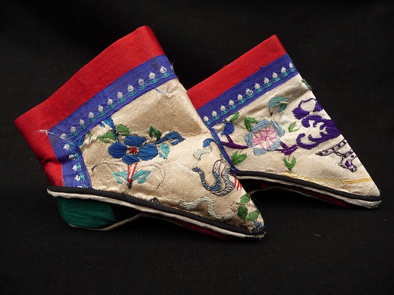 File:Chinese Ladies Footbinding Shoes QM r.jpg