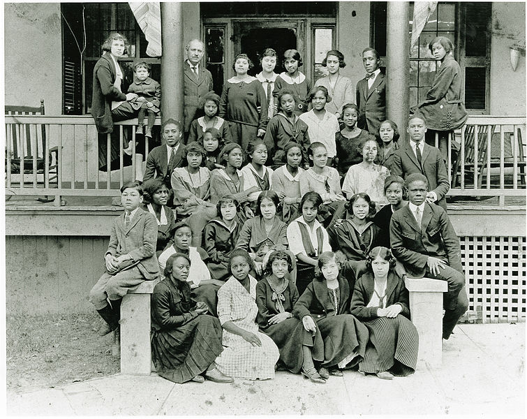 File:Class Photo on School Grounds.jpg