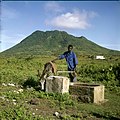 Collectie Nationaal Museum van Wereldculturen TM-20030097 Zoetwaterbron met op achtergrond slapende vulkaan The Quill Sint Eustatius Boy Lawson (Fotograaf).jpg