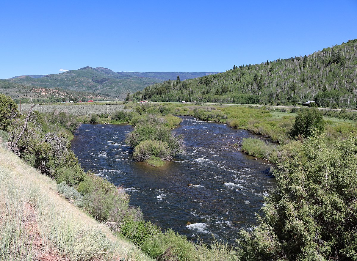 White river. Река Саут форк Кингс. Национальный заповедник Уайт Ривер жители с домами. Река Саут форк в округе Модок. Припасы Уайт Ривера.