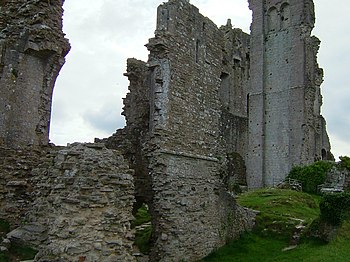 Toma cercana de las ruinas del castillo.