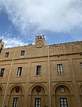 Gården vid gamla universitetshuset i Valletta.