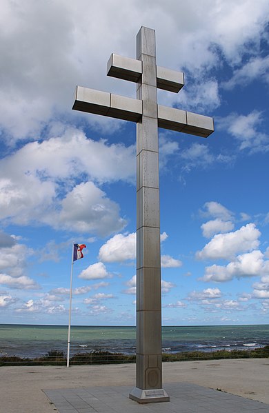 File:Croix de Lorraine sur la plage de Courseulles-sur-Mer.jpg