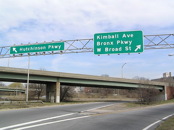 Eastbound entrance to the Cross County at Exit 4N in Yonkers. Cars can bear left for the express lanes for Exits 8 and up, or bear right for the local