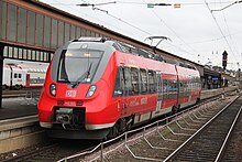 Zug am Bahnsteig 12/13