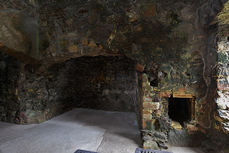 File:DIRLETON CASTLE The kitchen situated on the first floor of the kitchen tower.JPG