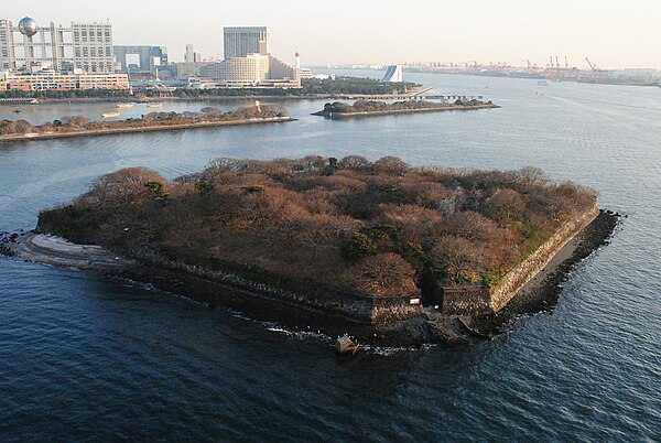 Edo-era Dai-Roku Daiba (第六台場, No. 6 Battery), viewed from the Rainbow Bridge. Background: the developed area of Odaiba.