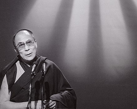 Le dalaï-lama visite le Parlement sami et Karasjok en 1989 dans le cadre de sa visite en Norvège lors de la remise du prix Nobel de la paix.
