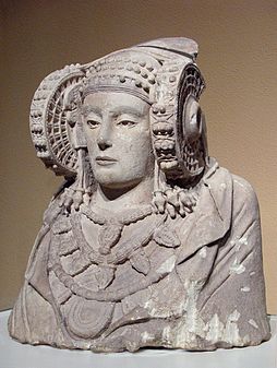 A Dama de Elche, escultura ibera em pedra calcária, datada do V ou IV a.C.]]