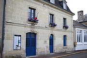 La mairie de Dame-marie-les-Bois. au fond, après la boite aux lettres, se trouve une classe de l'école élémentaire du village.