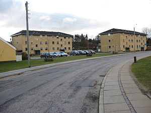 De gule boligblokke i den sydlige del af Hadsund Huse, bedre kendt som Solbakken.
