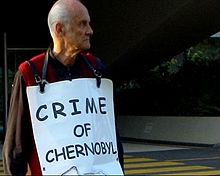 Wladimir Tchertkoff in front of the WHO building, asking for a modification of the WHO-IAEA agreement in 2007 Devant OMS 1.jpg