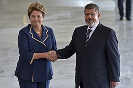 رئيسة البرازيل ديلما روسيف تستقبل الرئيس المصري محمد مرسي في قصر بلاناوتو.