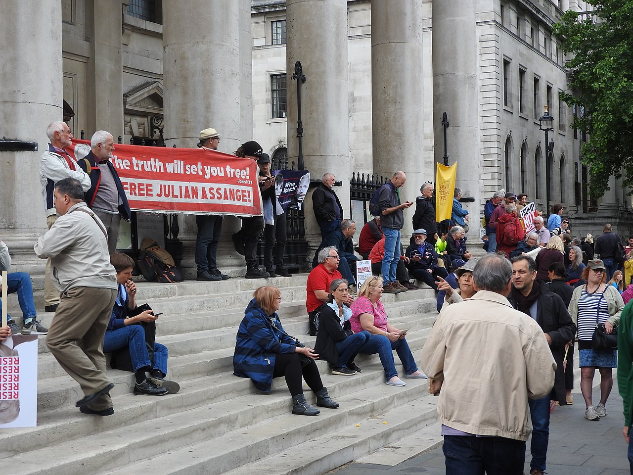 Dump Trump Tuesday Trafalgar Square 1859.jpg