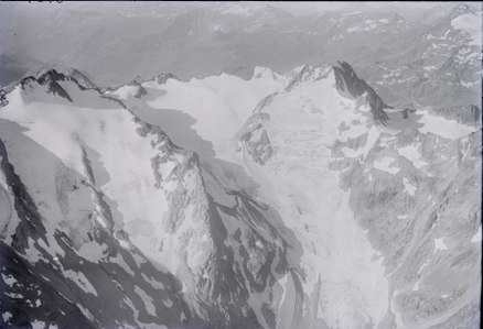 Piz Por (links) und Surettahorn (rechts). Eine Luftaufnahme von 1923 aus 3400 m