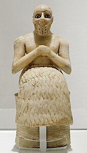 Алебастровая статуя из храма Иштар (Мари, совр. Сирия; 2400 до н. э.)