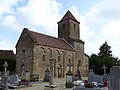 Vue de l'église entourée du cimetière