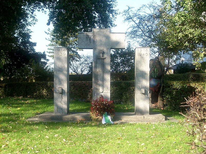 File:Ehrendenkmal Duisburg-Ehingen.jpg