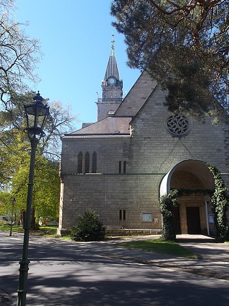 File:Eingang zur Grunewaldkirche.jpg