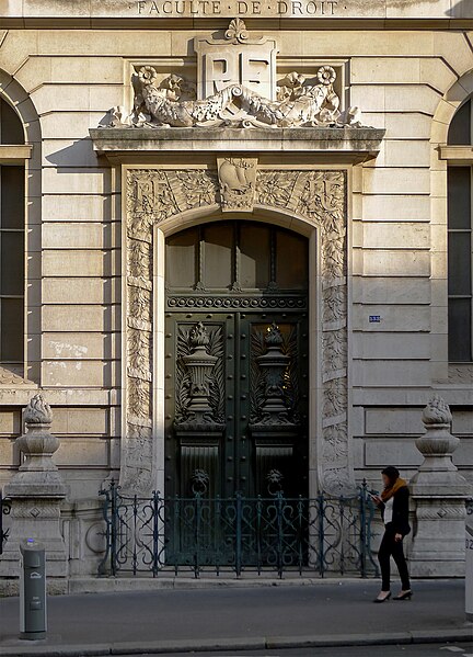 File:Entrée depuis la rue saint Jacques du Centre Panthéon de l'université Panthéon Assas.jpg