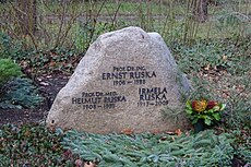 Ernst & Helmut Ruska, Waldfriedhof Zehlendorf - Mutter Erde fec.JPG