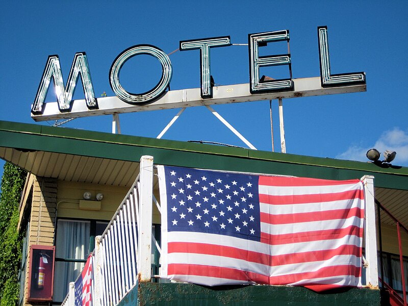 File:Esquire Motel.jpg