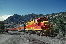 Eureka Southern RR turisti, Haziran 1985'te Willits ve Eureka California arasında Kuzeybatı Pasifik RR'sinde Kuzey Kıyısı Günışığını eğitiyor (29748091912) .jpg