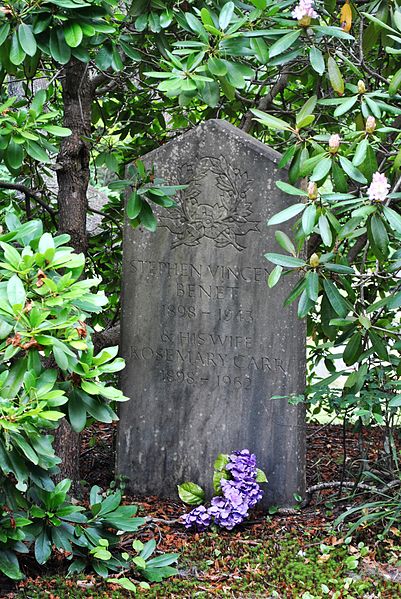 Benét's gravesite at Evergreen Cemetery in Stonington, Connecticut