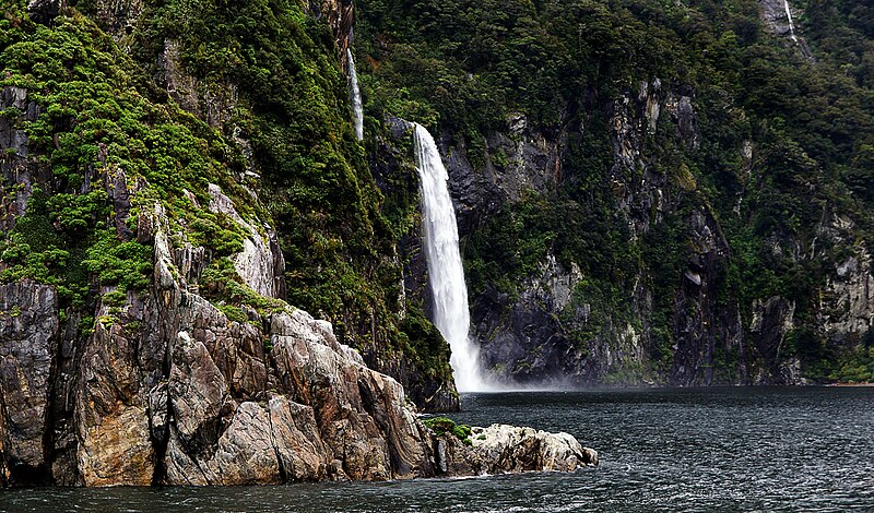 File:Fiordland National Park. NZ. (8111885184).jpg