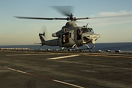 UH-1Y毒液直升机于美利坚号两栖攻击舰