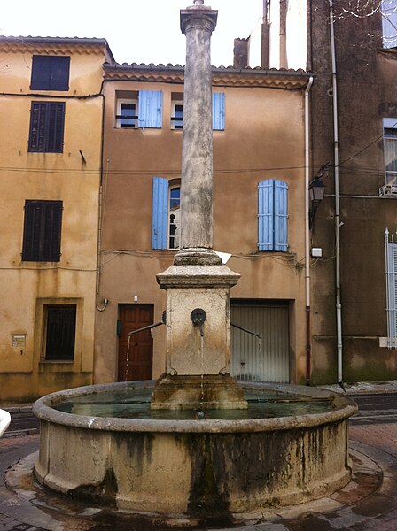 File:Fontaine de la place de l'église, Saint-Zacharie.JPG