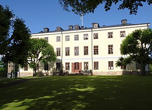 Fasaden mot sydväst och gården.