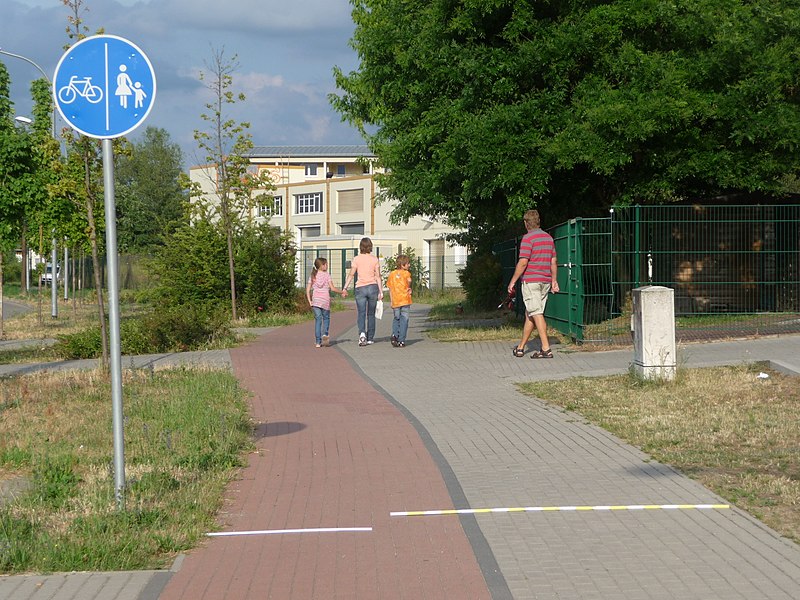 File:Frühere Beschilderung, Südseite Osdorfer Straße östlich des Kreisels Schönower Straße - panoramio.jpg