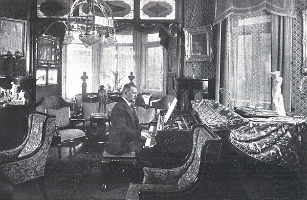 Lehár at the piano in his apartment in Vienna, 1918