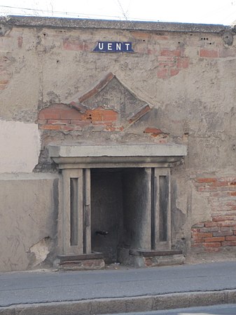 Restos del arca y fuente de la actual calle Estación. Este caño era la continuación de las tuberías bajo el ferrocarril que venían desde las Arcas Reales. Ya no existe. Fue destruida en marzo de 2022 a causa de las obras del nuevo túnel