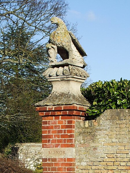 File:Fulbourn Manor - Gate pier.jpg