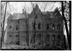 GENERAL VIEW OF NORTH REAR WITH SOUTHEAST TOWER-BAY ON LEFT - Wyndclyffe, Mill Road, Rhinebeck, Dutchess County, NY HABS NY,14-RHINB.V,2-9.tif