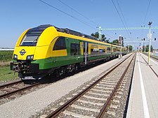 Die 4744 300 der GySEV-Baureihe auf der Plattform des Siemens Desiro ML, Raab-Oedenburg-Ebenfurter Eisenbahn (Raaberbahn) Győr-Sopron-Ebenfurti Vasút Zrt., in Pamhagen im Burgenland (September 2016).