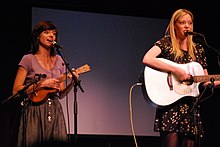 Kate Micucci („Oates“) a Riki Lindhome („Garfunkel“) vystupují na akci w00tstock v divadle Coronet v Los Angeles v Kalifornii