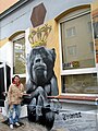 osmwiki:File:Gero Bittkoven vor einem Teil seiner Graffiti-Kunst am neu zu eröffnenden Bar Zensurfrei, Asternstraße 15 in Hannover.jpg