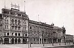 Das Café Bauer in Front mit dem Gesellschaftshaus Harmonie und dem Panorama