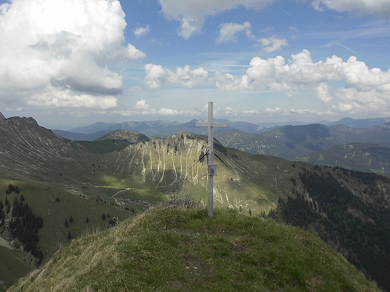 File:Gipfelkreuz Sonntagsspitze (Zunterspitze) - panoramio.jpg