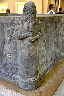 Бог Еа (шумерски Енки), част от басейн с базалтова вода от Асур, Ирак. Царуването на Сенахериб, 7 век пр.н.е. Музей Пергам