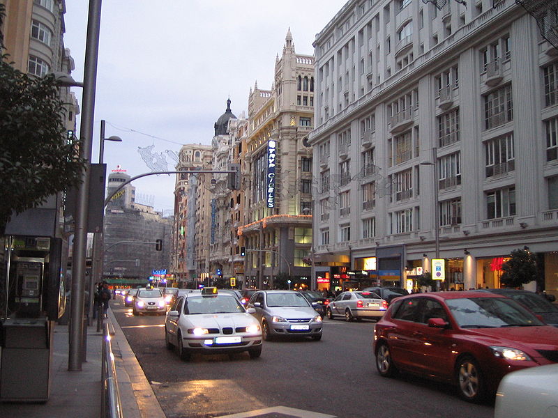 File:Gran Vía al anochecer.jpg