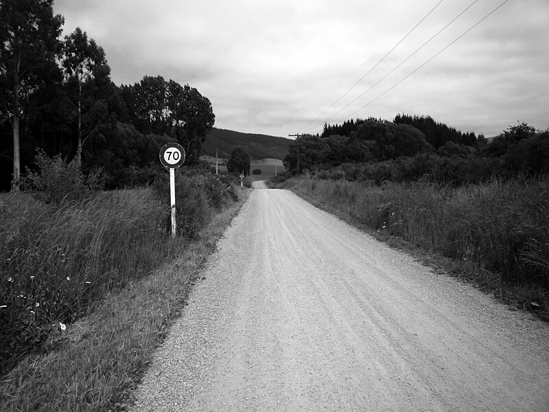 File:Gravel Road bw 1.jpg