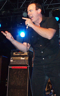 Грег Граффин на сцене клуба Starland Ballroom (Sayreville, New Jersey) вместе с группой Bad Religion в 2007 году