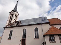 Clocher et toit de la nef recouvert de panneaux solaires