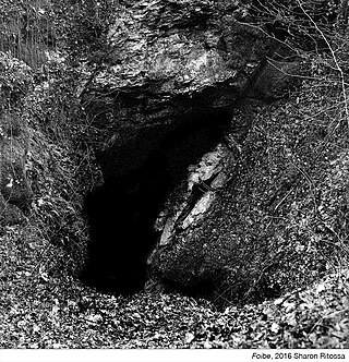 <span class="mw-page-title-main">Foiba</span> Type of deep natural sinkhole