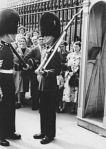 Guard Buckingham Palace 1953 02.jpg