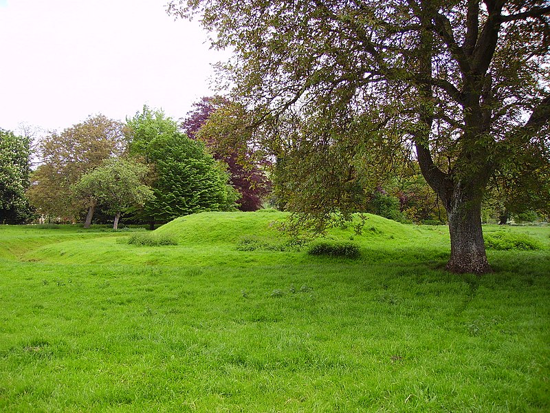 File:Guiting Power tumulus.JPG